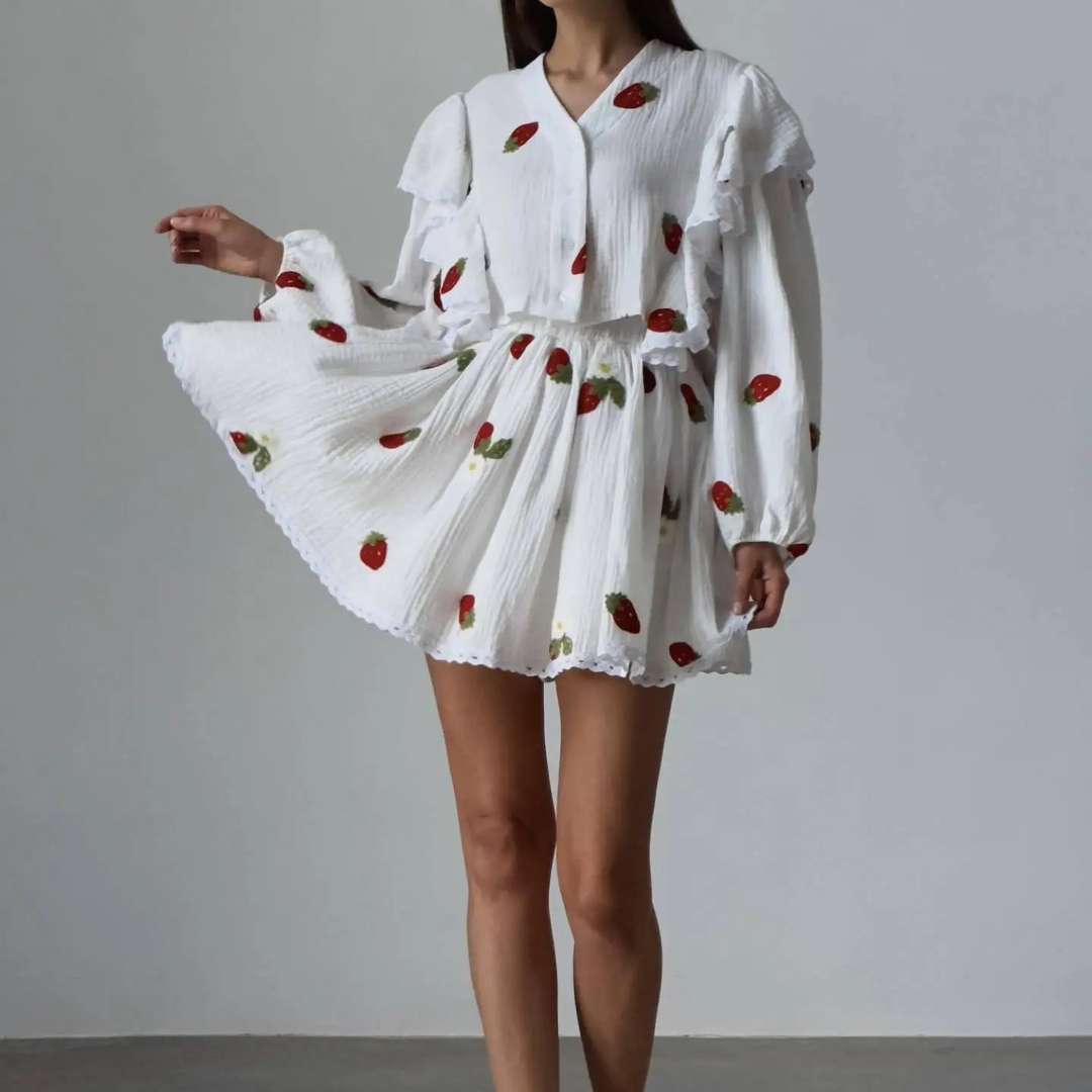 Sommar miniklänning - Vit med jordgubbsmönster, långa ärmar med knappstängning