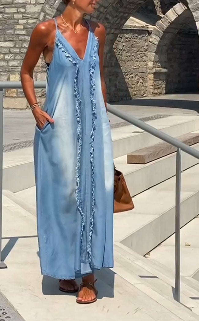 Summer Maxi Dress - Ärmlös klänning i denim med tunna axelband och v-ringning
