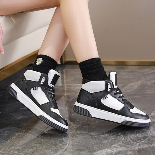 Damskor - Höga sneakers - läderskor med ihåligt tryck